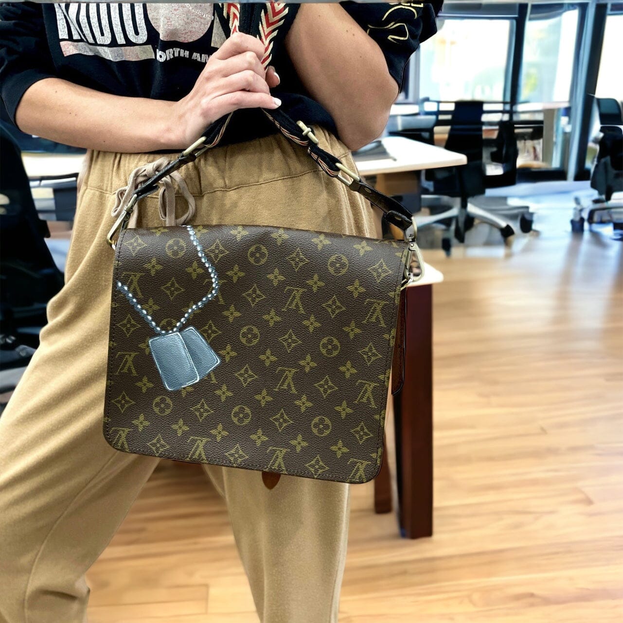 LV Toiletry 26 Louis Vuitton clutch with free insert and chain, Luxury,  Bags & Wallets on Carousell