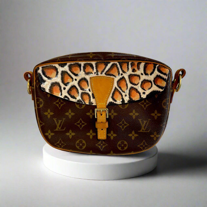 Louis Vuitton - Authentic *LOUIS VUITTON* Jeune Fille MM Crossbody bag on  Designer Wardrobe